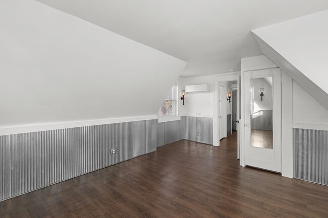 Building Photo - Charming  2BR 1.5Bath South City Home in Prime Dogtown Location