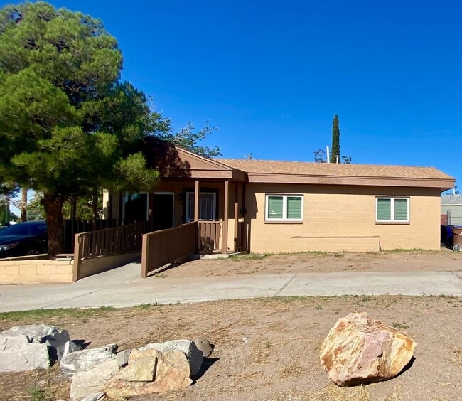 Building Photo - 1228 Lees Dr Rental