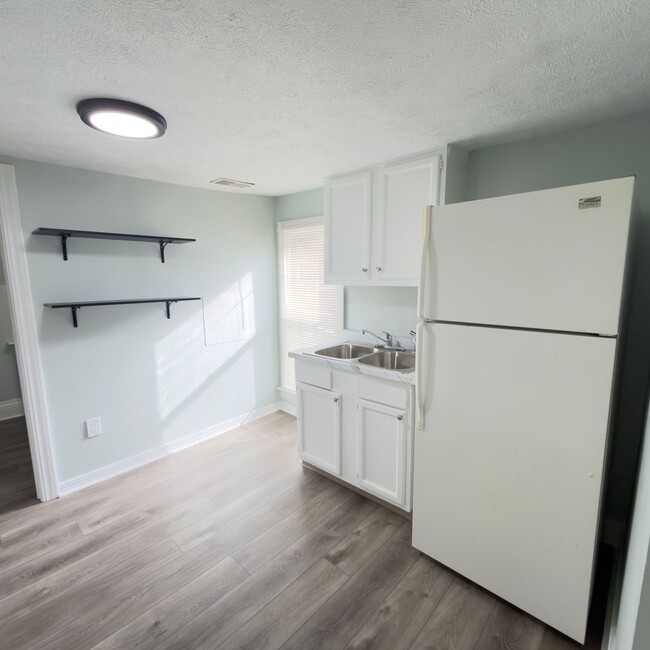 Photo - 439 More St NE