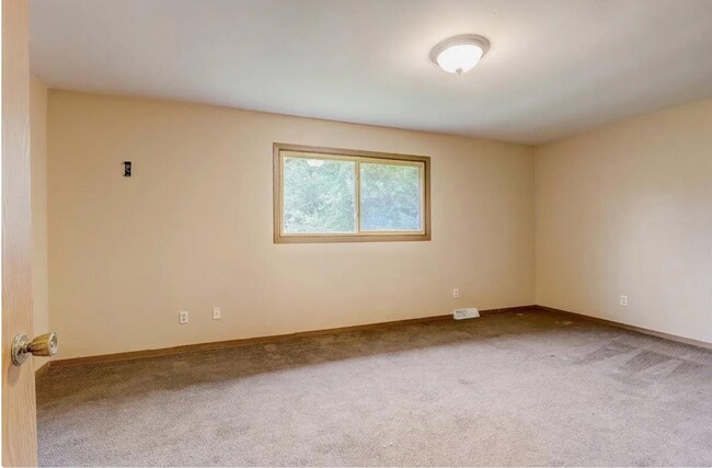 Master Bedroom (has large closet) - 2931 Traceway Dr