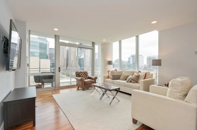 Photo - 737 W Washington Blvd