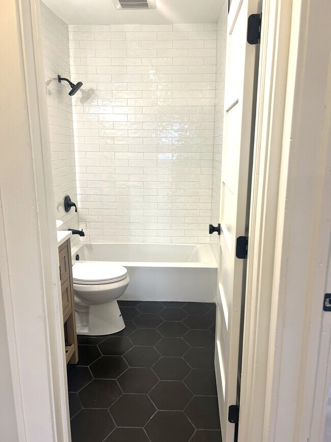 Photo - 701 E 39th St Unit 1