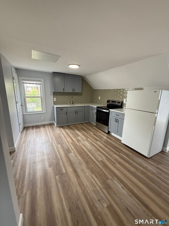 Photo - 103 Walnut St Unit 3rd Floor