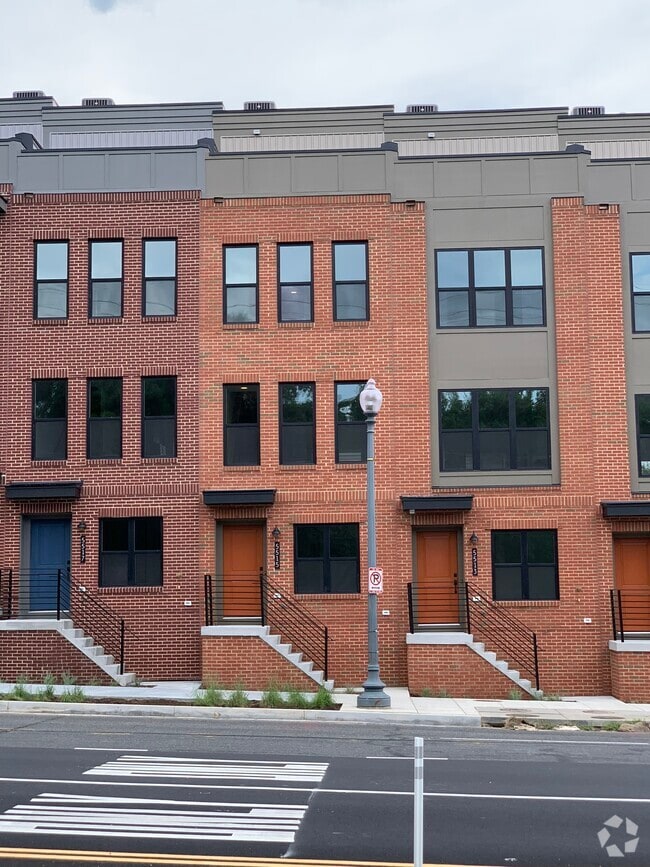Building Photo - 5515 South Dakota Ave NE Rental