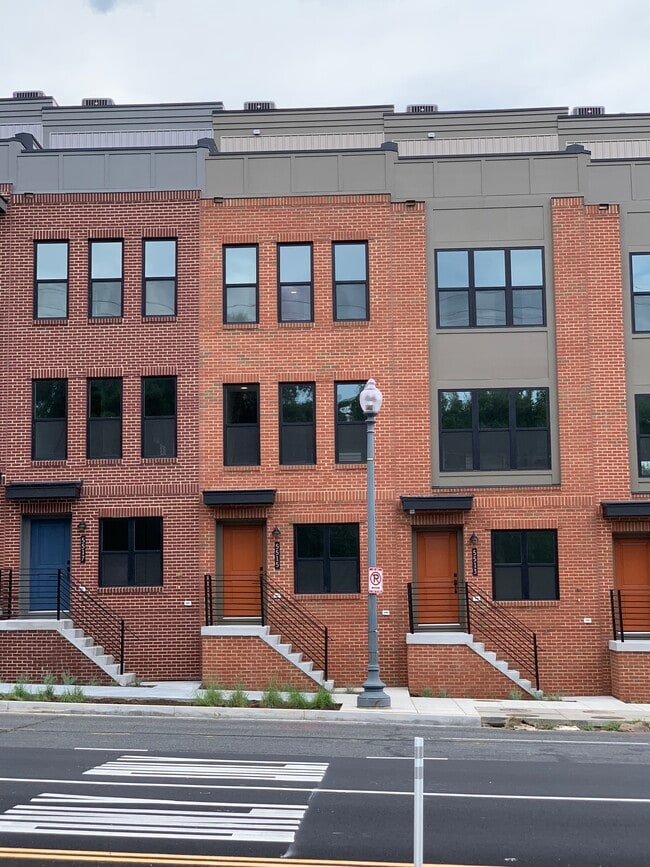 Building Photo - 5515 South Dakota Ave NE Rental