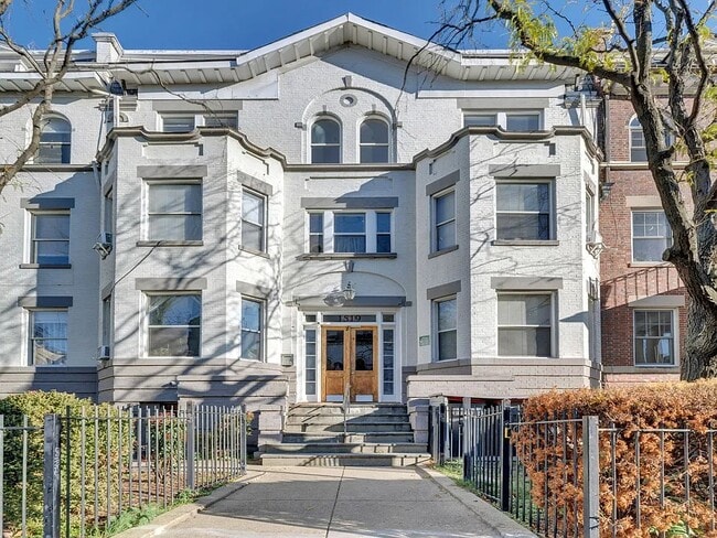 Building Photo - 1519 Park Rd NW Unit 302