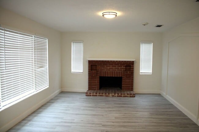 Photo - Spacious 4 Bedrooms and 2.5 bath FULLY REN...