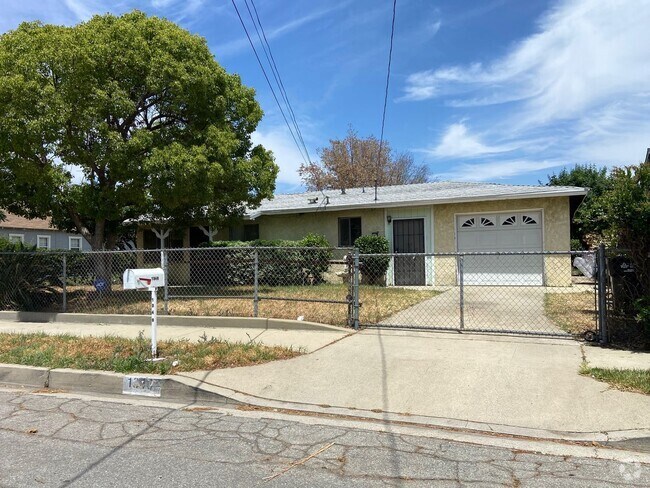 Building Photo - Cozy 3 Bedroom and 1 Bathroom in a good ar... Rental