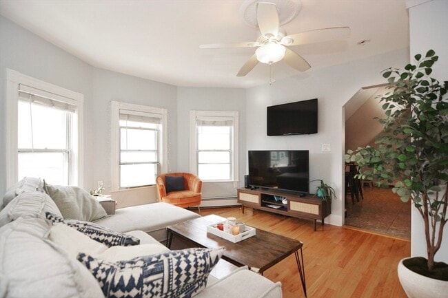 Building Photo - 716 E 7th St Unit PH