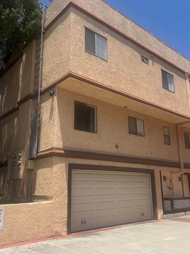 Building Photo - 1039 Mount Olive Dr Unit Duarte Condo