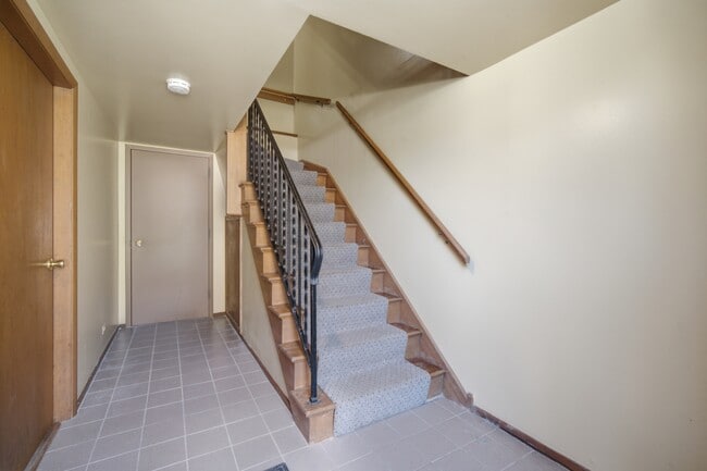 Escaleras traseras - 7314 N Crawford Ave Unidad 2