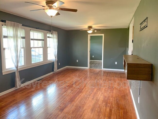 Photo - 827 Woodmore Ln