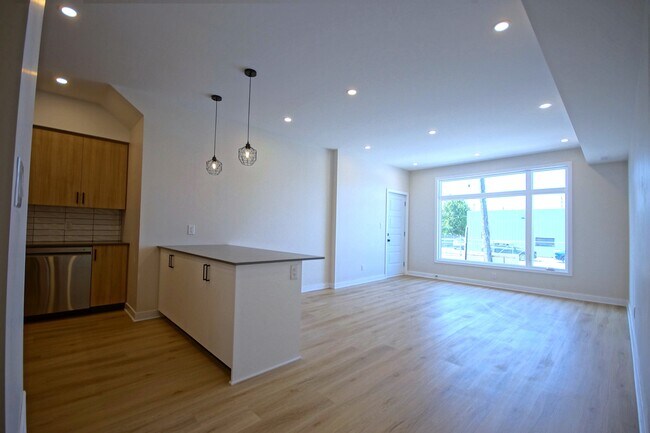 Building Photo - 1353 Gosset St