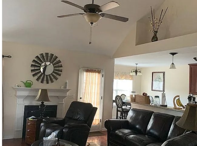 Photo - 684 Gladiolus Dr