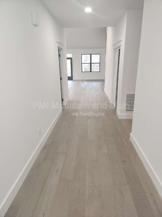 Photo - 808 Maybank Dr