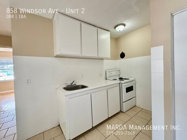 Photo - RENOVATED BACHELOR UNIT IN DOWNTOWN WINDSOR +GAS Unité 2