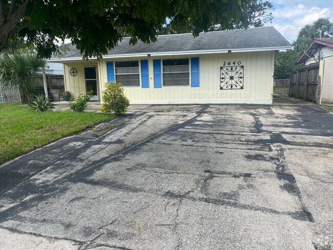 Building Photo - Beautiful 3/2 with pool in South Daytona Rental