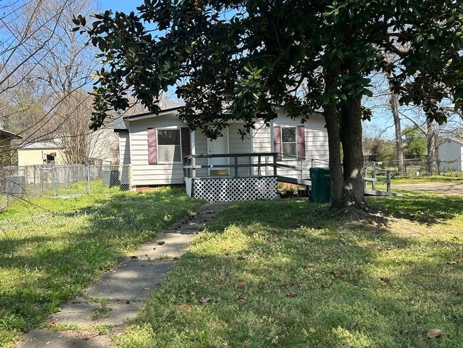 Building Photo - 3 bedroom home 2 full bathroom