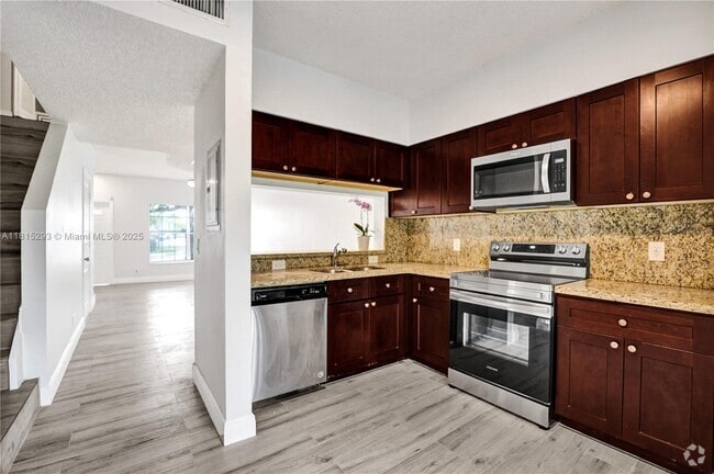 Building Photo - 16607 Hemingway Dr Rental