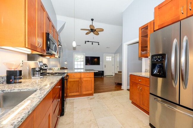 ¡Cocina de diseño abierto con techo abovedado! - 2660 Roslyn Ave