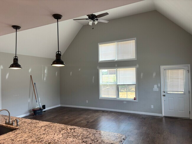 Photo - 100 Apache Ln