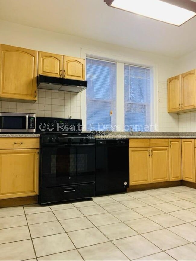 Photo - 6316 N Rockwell St Unit 2