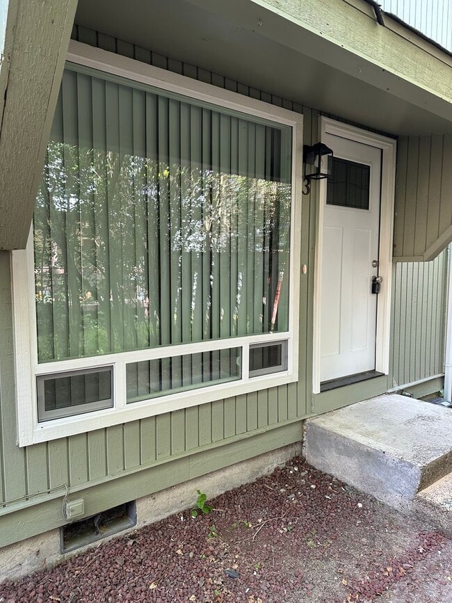 Building Photo - 1527 Santiam Hwy SE Unit Santiam 1527 #3