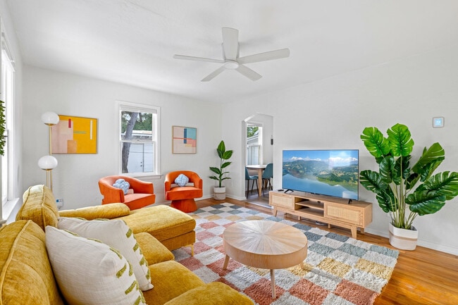 Photo - 111 E King St Unit ID1018200P