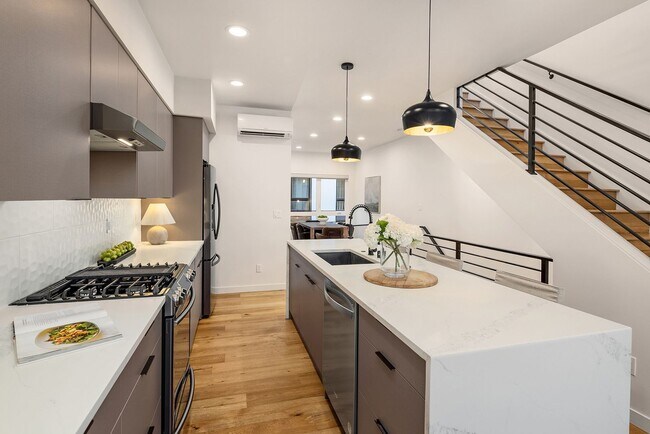 Photo - Beautiful New Townhome in Mapleleaf!