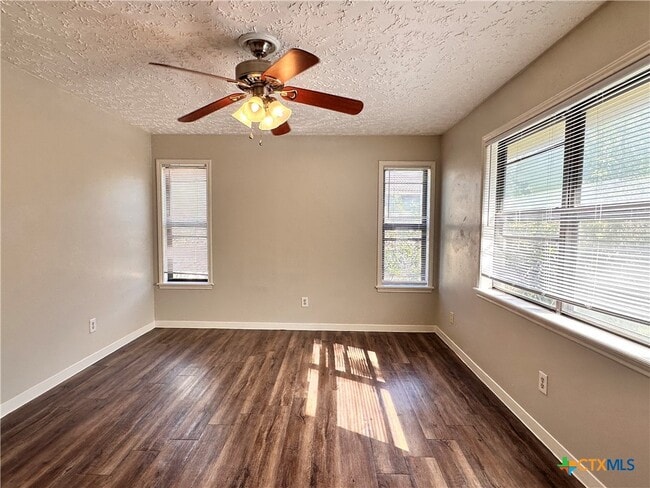 Photo - 906 N LBJ Dr Unit 4