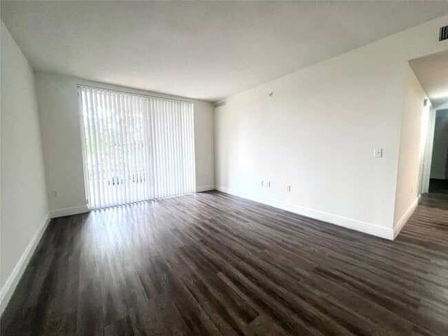 Photo - 18335 NW 68th Ave Unidad 255-308 Rental