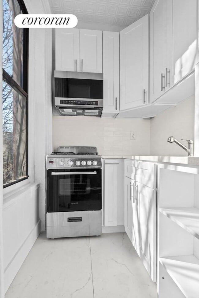 Photo - 370 Greene Ave