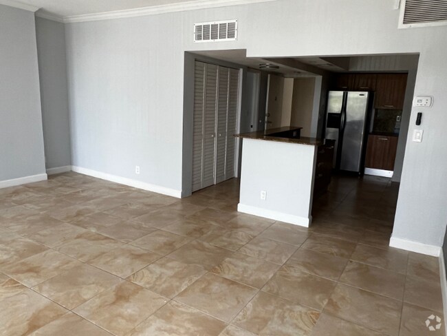 Building Photo - 525 N Ocean Blvd Rental