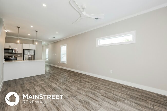 Photo - 1246 Lonsdale Ave