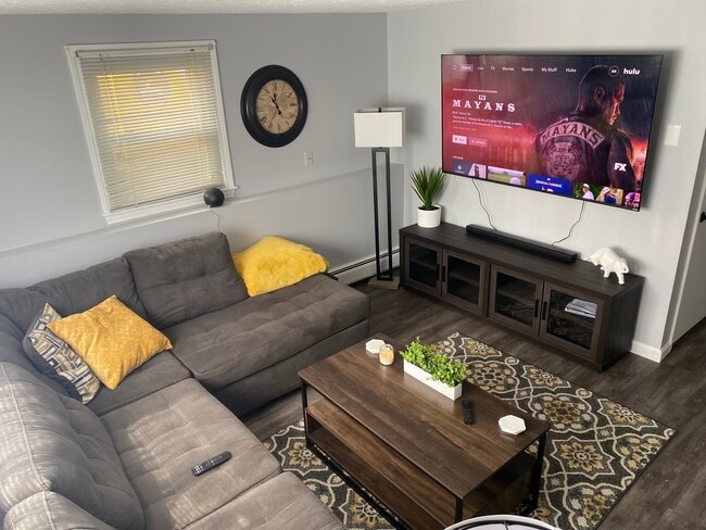 living room - 34 Hayes Ave Unit #1