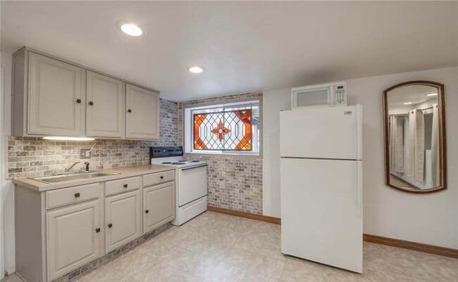Photo - 643 Ferndale Ave NE
