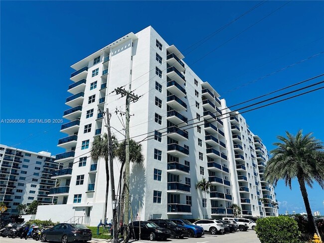 Building Photo - 7501 E Treasure Dr Unit 3H