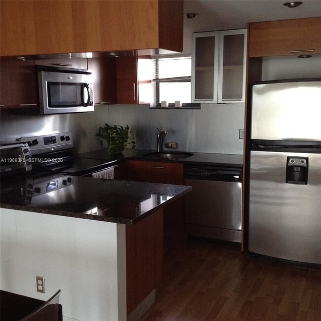 Building Photo - 8290 Lake Dr Unit 424