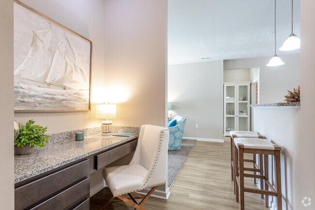 2BR, 2BA - 1,213SF Classic - Entry/Office Nook