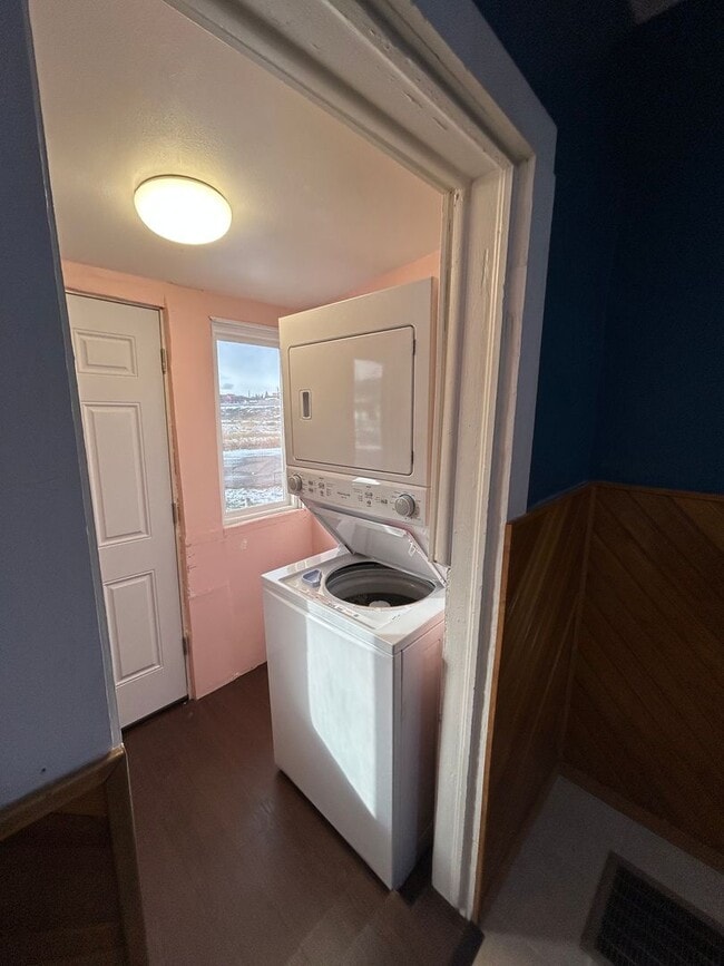 Photo - 1121 E 3rd St