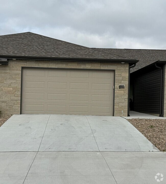 Building Photo - Ranch townhome with 2 stall garage. Spacio...