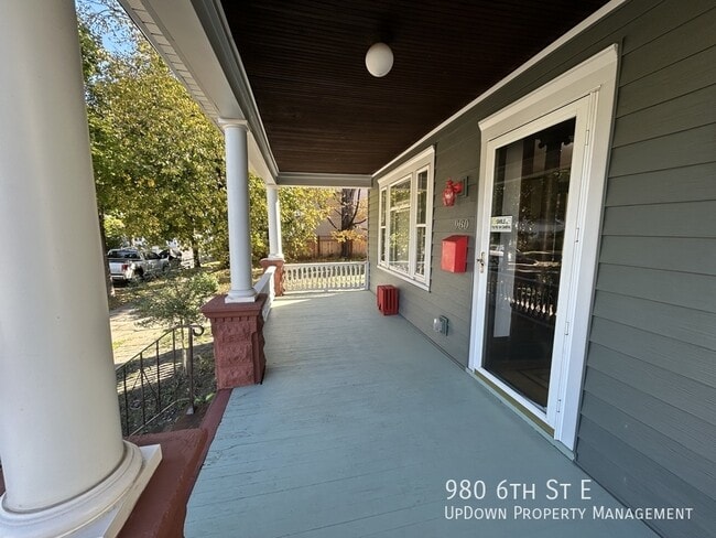Photo - 980 6th St E