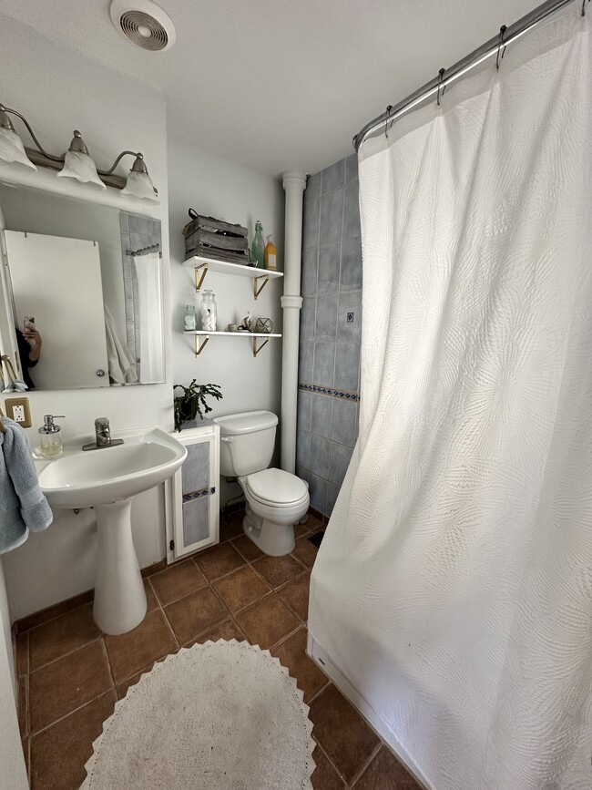 Baño en la planta principal con bañera - 4608 Xerxes Ave S
