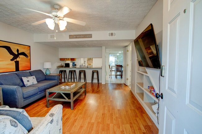 Photo - 2400 Suwanee Ln
