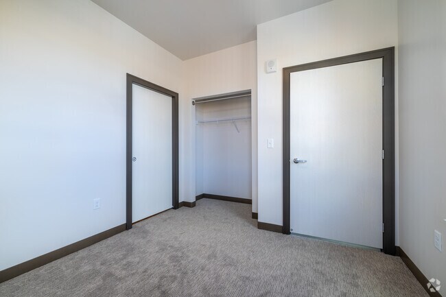 3BR, 2BA - 1107SF