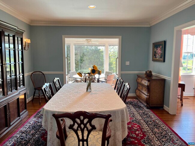 Photo - 15 Ednam Village St