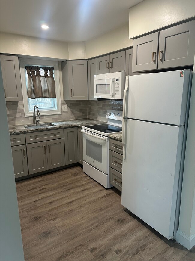 Building Photo - 1031 Lawnton Ter Unit 1031 Lawnton Terrace AptA