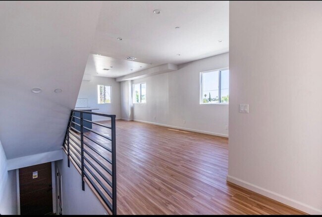 Photo - 4BR 3Ba Modern Townhome in Prime NOHO