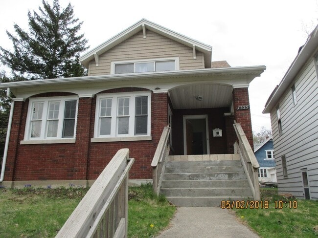 Building Photo - Close to Downtown! Includes washer and dryer Rental
