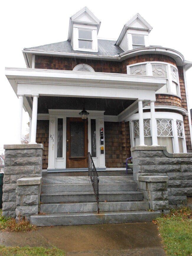 Building Photo - 221 Alexander St